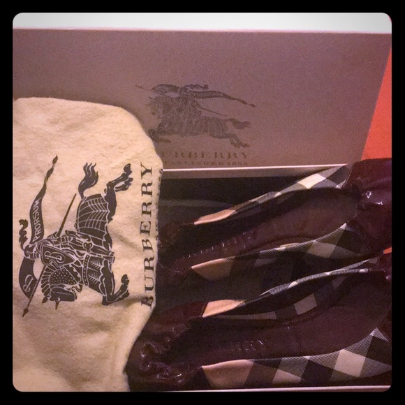 Burberry flats - Picture 1 of 3